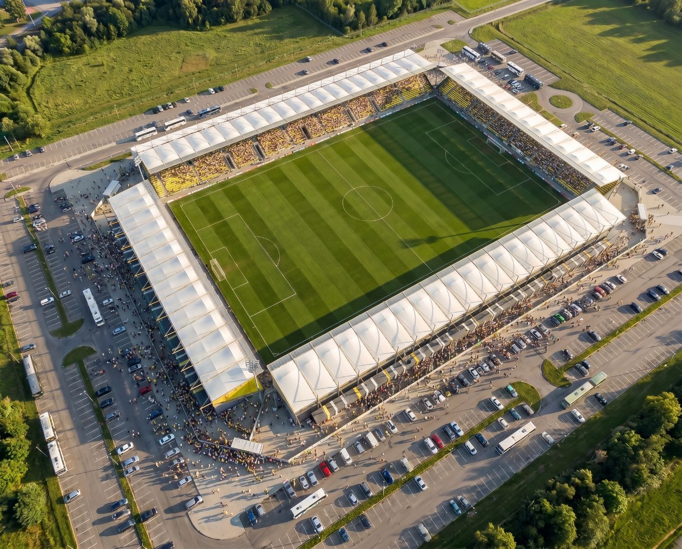 Stadion w dniu meczowym — pełne trybuny